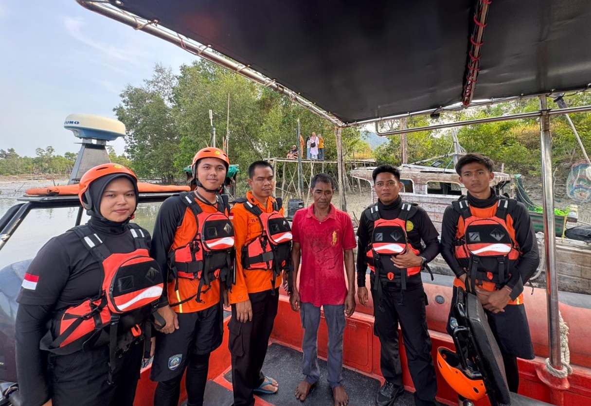Tim Rescue berfoto bersama dengan nelayan yang sebelumnya dilaporkan hilang kontak saat melaut di perairan Karimun. Foto: Ist