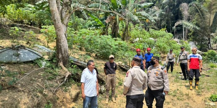 Personel Polres Kepulauan Anambas berdialog dengan masyarakat. Foto: Ist
