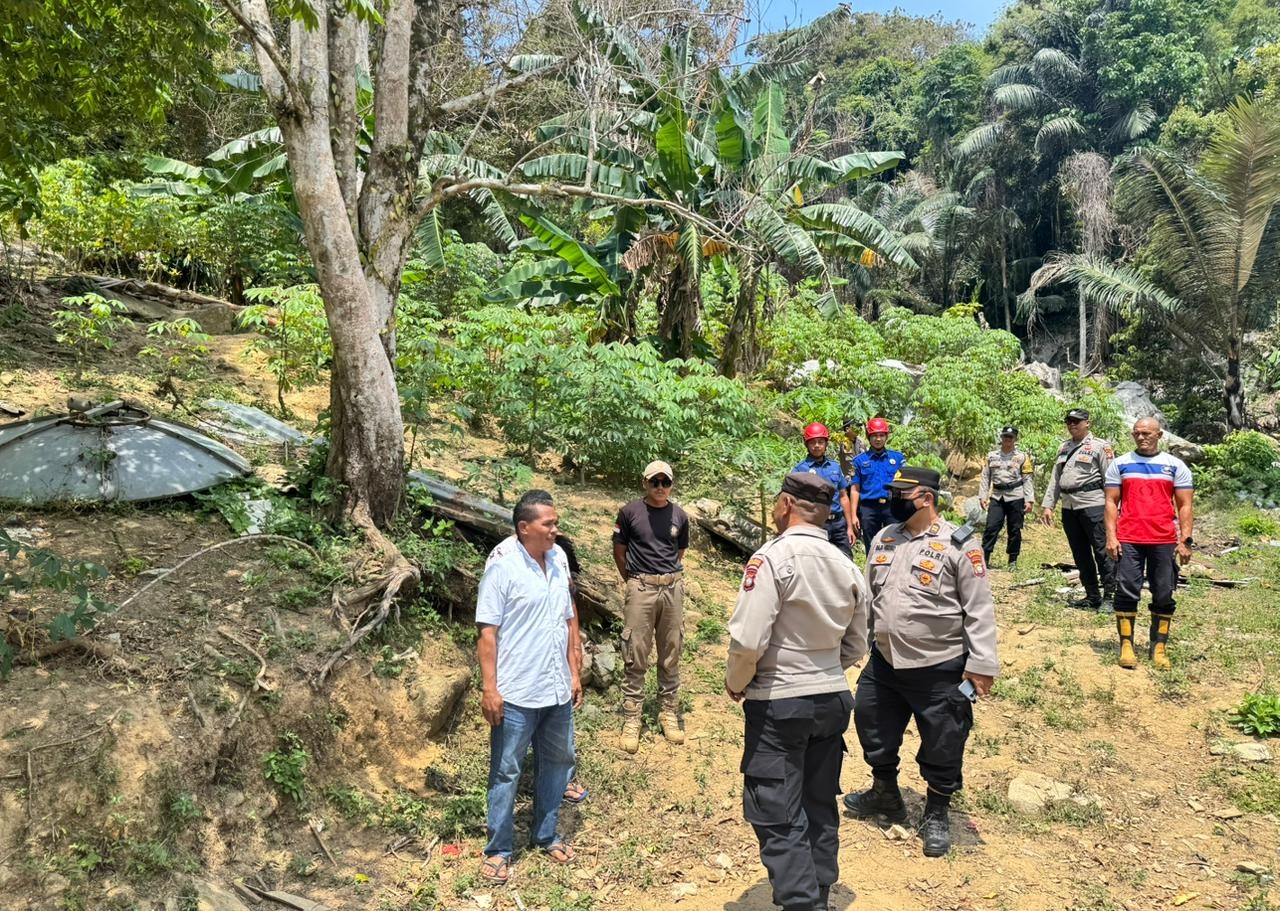Personel Polres Kepulauan Anambas berdialog dengan masyarakat. Foto: Ist