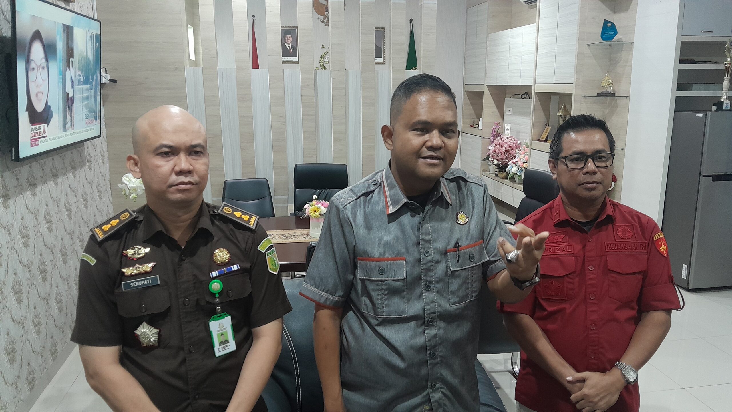 Kajari Tanjungpinang, Rachmad Lubis (tengah) saat memberikan keterangan kepada awak media beberapa waktu lalu. Foto: Dok Sinarsiber.com