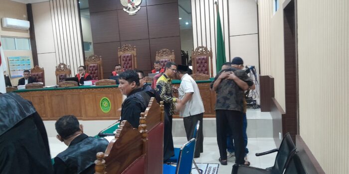 Bupati Karimun, Iskandarsyah (baju batik hitam corak kuning) hadir memberikan keterangan di Pengadilan Tipikor Tanjungpinang. Foto: Rindu Sianipar