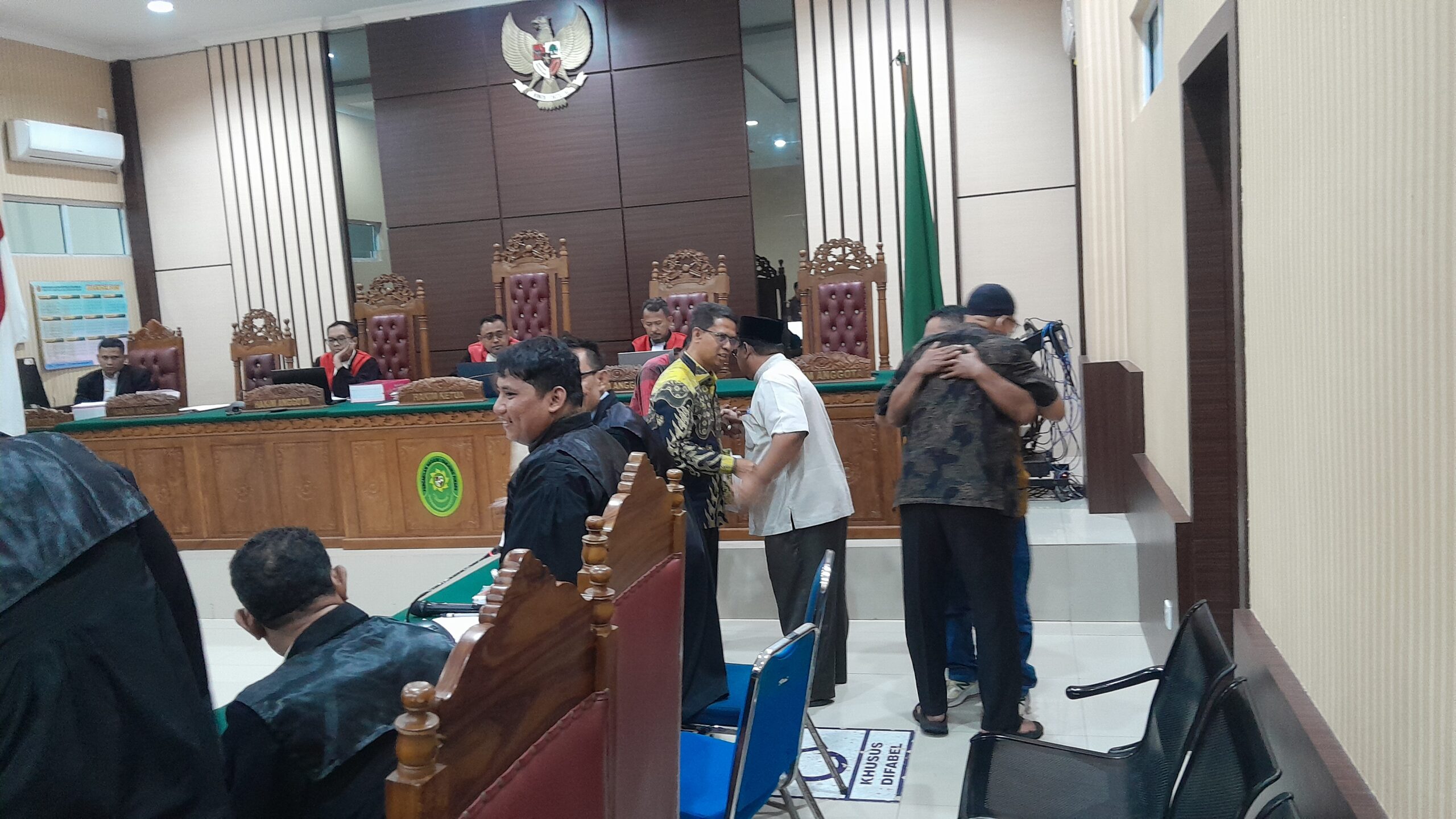 Bupati Karimun, Iskandarsyah (baju batik hitam corak kuning) hadir memberikan keterangan di Pengadilan Tipikor Tanjungpinang. Foto: Rindu Sianipar