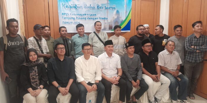 Kepala BPJS Ketenagakerjaan Tanjungpinang, Iwan Kurniawan berfoto bersama sejumlah awak media. Foto: Rindu Sianipar