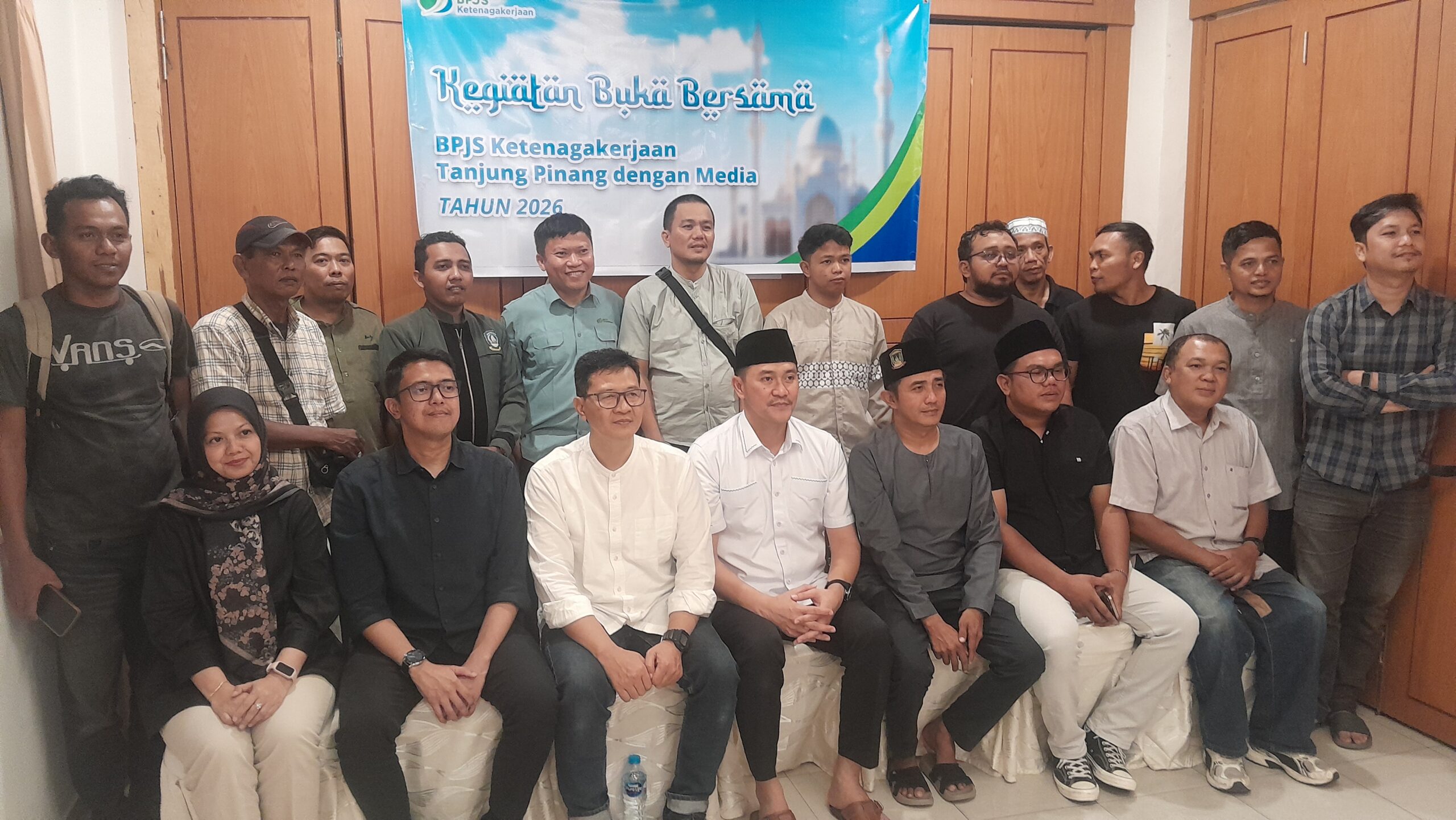 Kepala BPJS Ketenagakerjaan Tanjungpinang, Iwan Kurniawan berfoto bersama sejumlah awak media. Foto: Rindu Sianipar