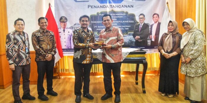 Penandatanganan perjanjian kerjasama pemberian pinjaman daerah antara Pemprov Kepri dengan Bank BJB. Foto: Istimewa