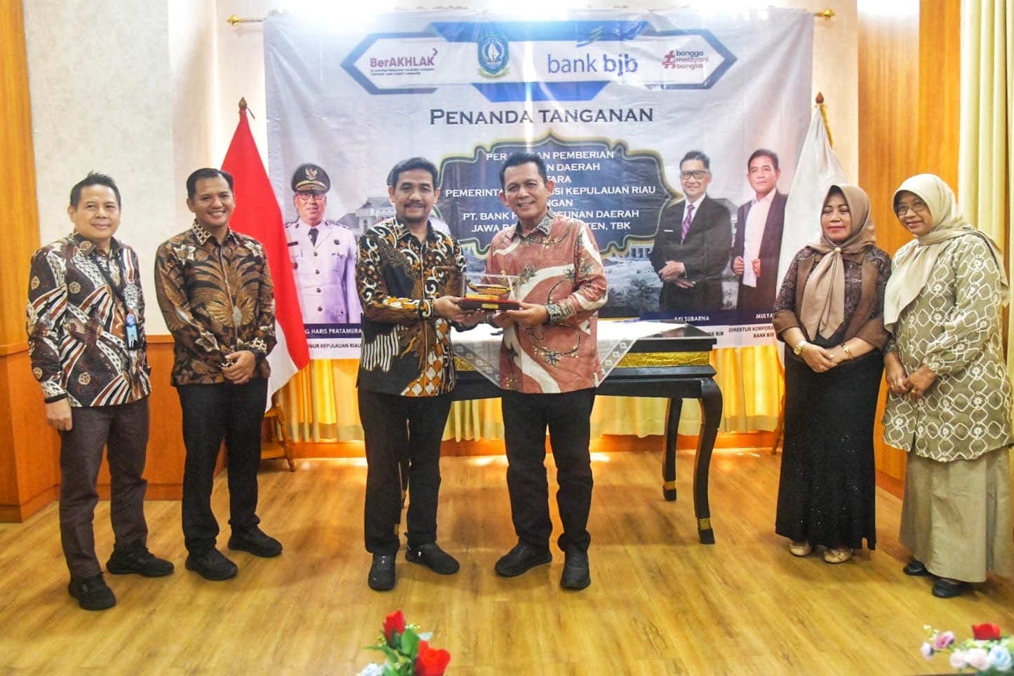Penandatanganan perjanjian kerjasama pemberian pinjaman daerah antara Pemprov Kepri dengan Bank BJB. Foto: Istimewa