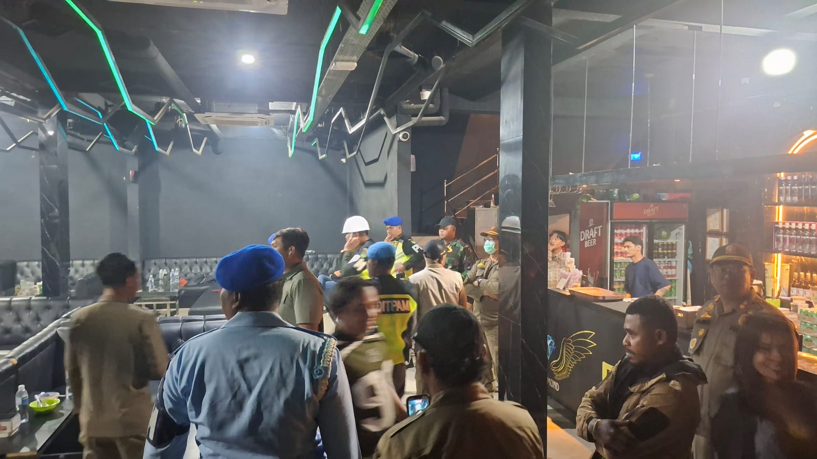 Tim gabungan mendatangi salah satu lokasi THM di Batam. Foto: Istimewa