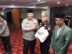 Kapolda Kepri, Irjen Pol Asep Safrudin menyerahkan bingkisan kepada perwakilan organisasi masyarakat. Foto: HO/Polresta Barelang