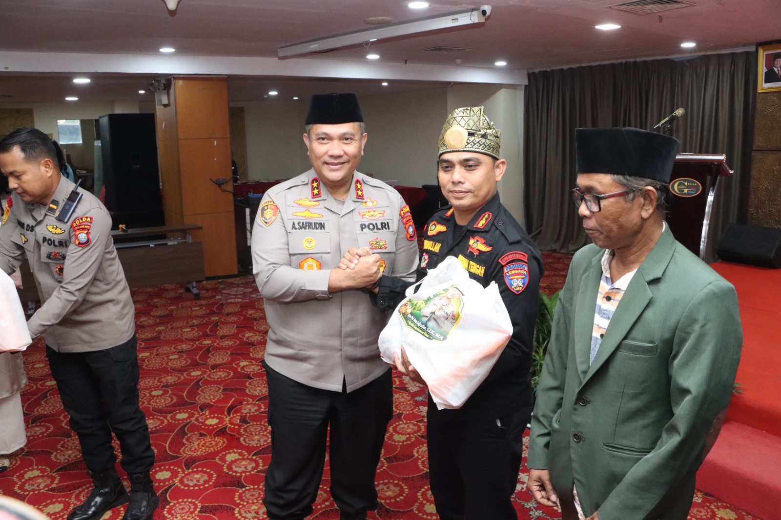 Kapolda Kepri, Irjen Pol Asep Safrudin menyerahkan bingkisan kepada perwakilan organisasi masyarakat. Foto: HO/Polresta Barelang