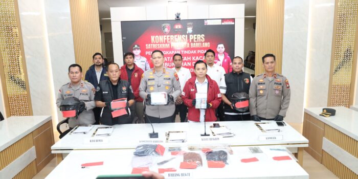 Konfrensi pers pengungkapan kasus curat modus pecah kaca mobil di Batam. Foto: Ist