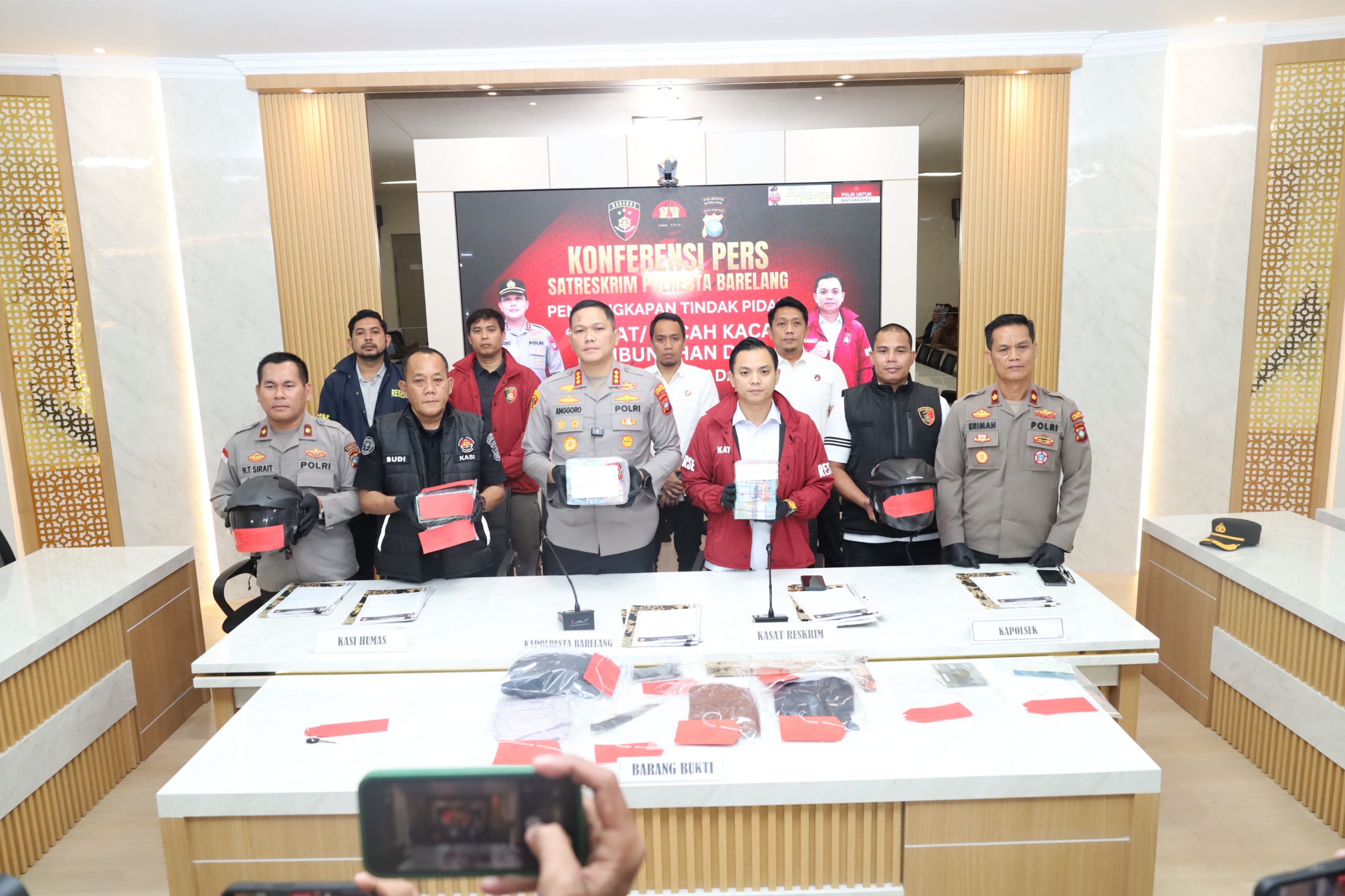 Konfrensi pers pengungkapan kasus curat modus pecah kaca mobil di Batam. Foto: Ist