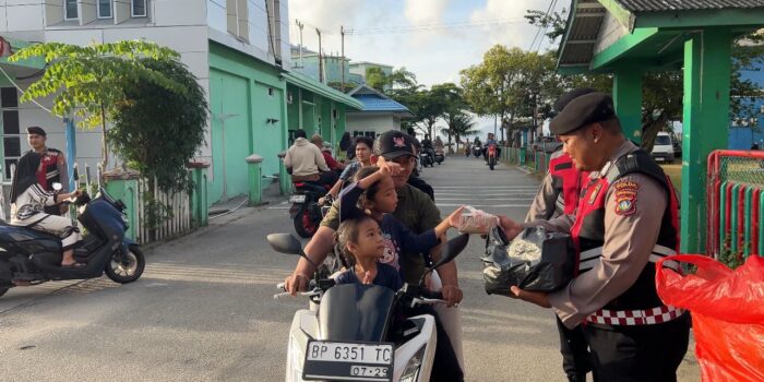 Personel Polres Anambas membagikan takjil Ramadhan kepada warga. Foto: Ist