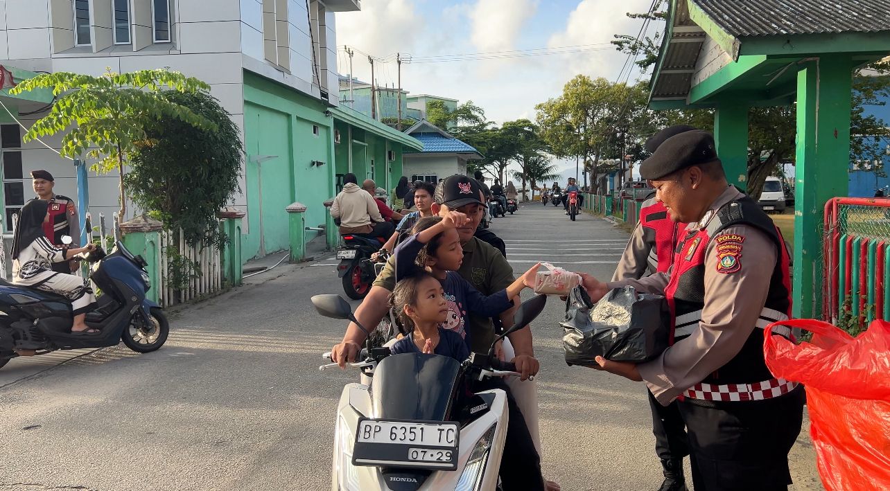 Personel Polres Anambas membagikan takjil Ramadhan kepada warga. Foto: Ist