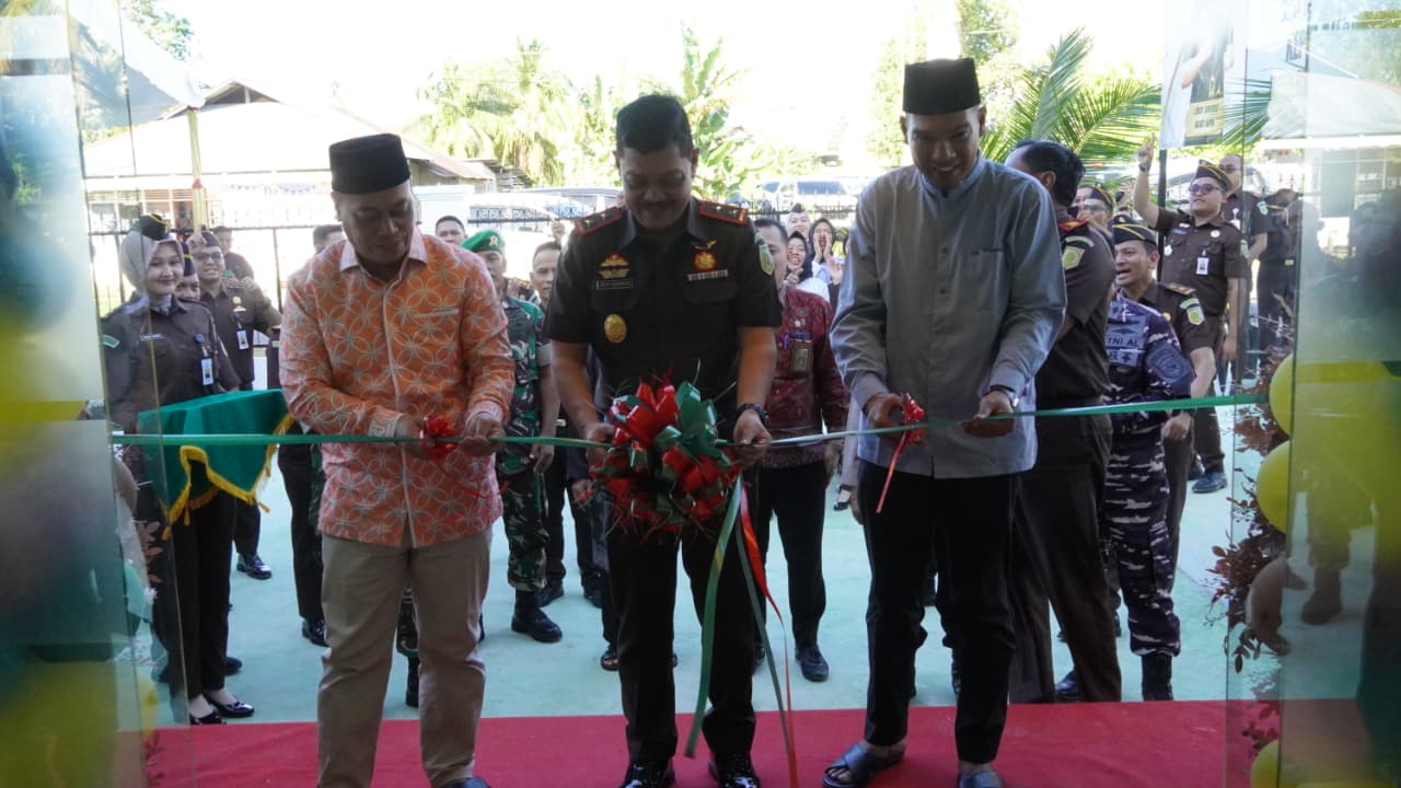 Kepala Kejati Kepri, J Devy Sudarso saat meresmikan gedung Kejari Lingga yang baru. Foto: Ist