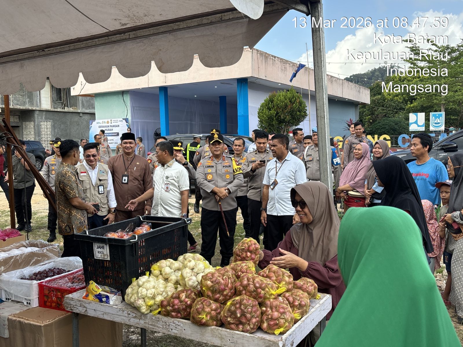 Kapolda Kepri Irjen Pol Asep Safrudin memantau langsung kegiatan Gerakan Pangan Murah di Batam. Foto: Ist