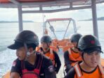 IMG-20260315-WA0072 Tim SAR melakukan pencarian terhadap seorang nelayan yang dilaporkan hilang kontak saat jaring ikan di Lingga. Foto: Ist
