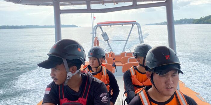 Tim SAR melakukan pencarian terhadap seorang nelayan yang dilaporkan hilang kontak saat jaring ikan di Lingga. Foto: Ist
