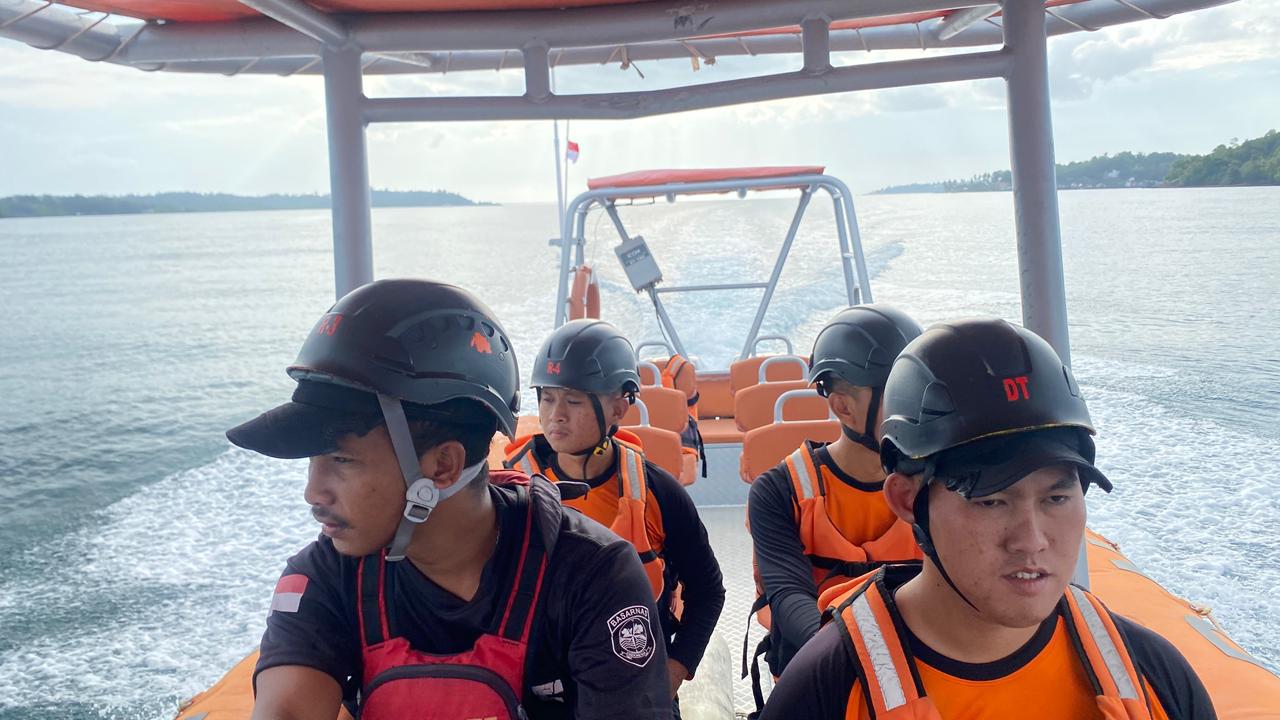 Tim SAR melakukan pencarian terhadap seorang nelayan yang dilaporkan hilang kontak saat jaring ikan di Lingga. Foto: Ist