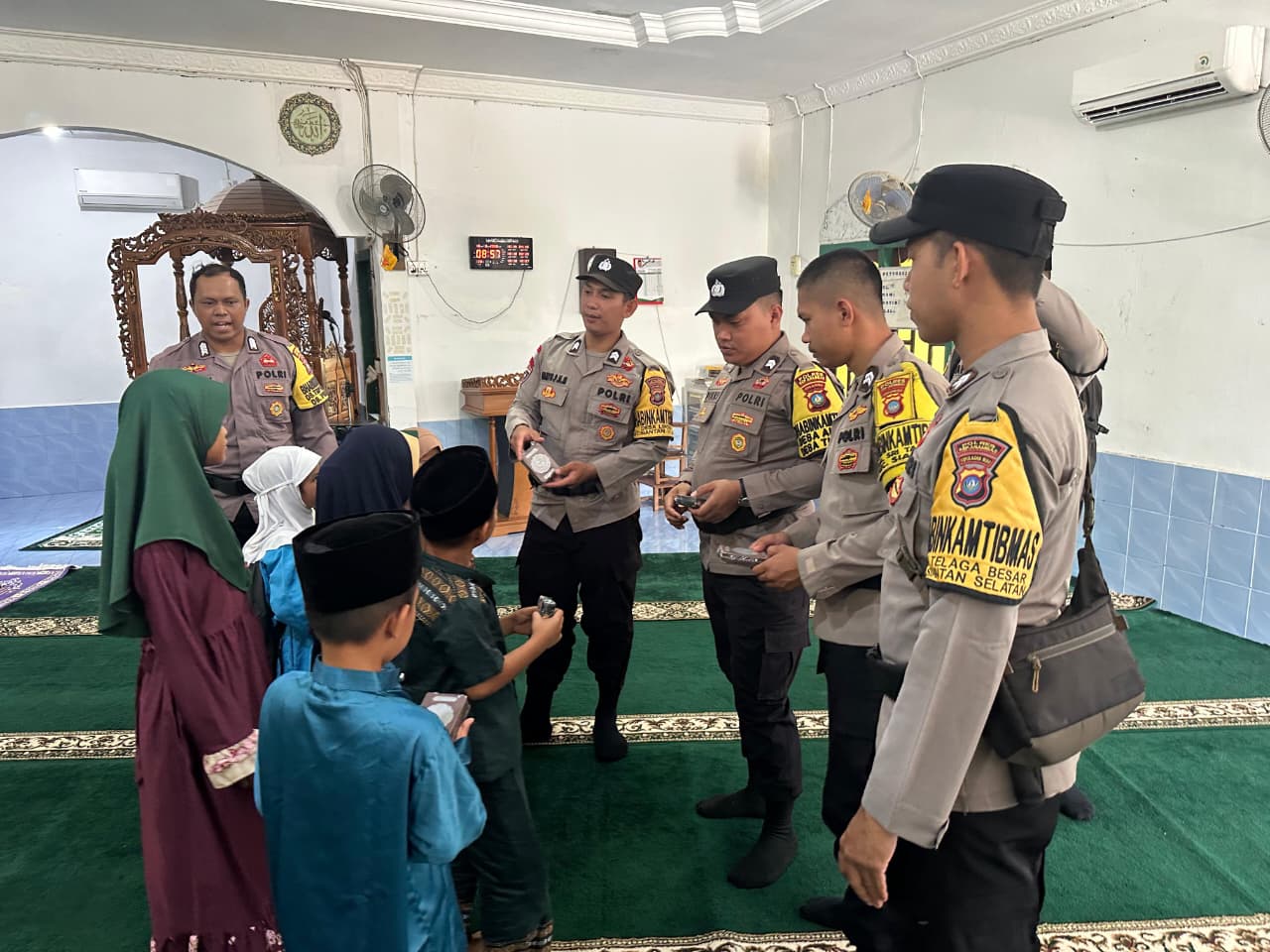 Polsek Siantan menyalurkan bantuan berupa 10 buah Al-Quran kepada 10 orang anak TPQ Pesisir Timur. Foto: Ist