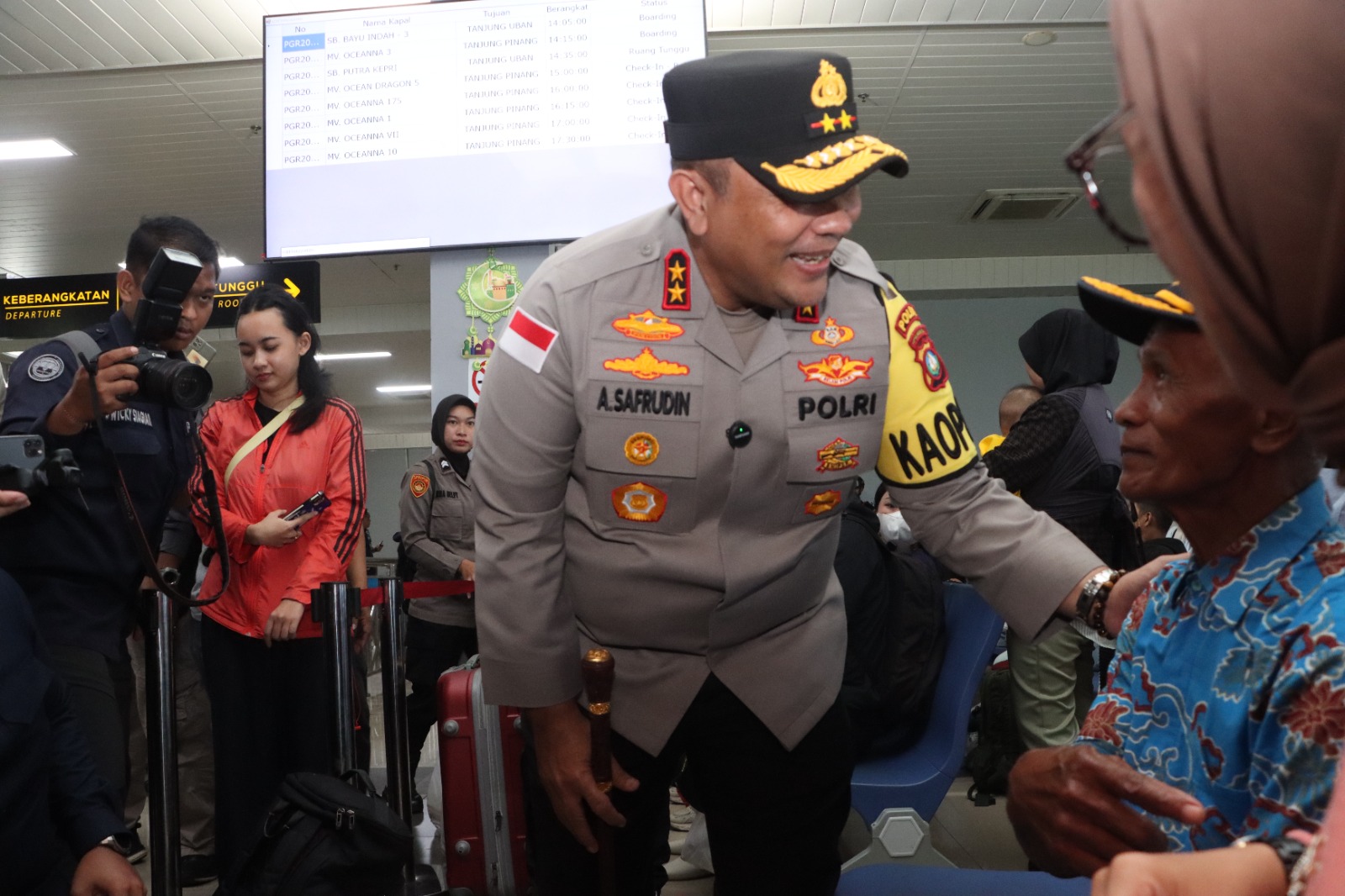 Kapolda Kepri, Irjen Pol Asep Safrudin saat melepas peserta Mudik Gratis Presisi di Pelabuhan Domestik, Telaga Punggur, Kota Batam. Foto: Ist