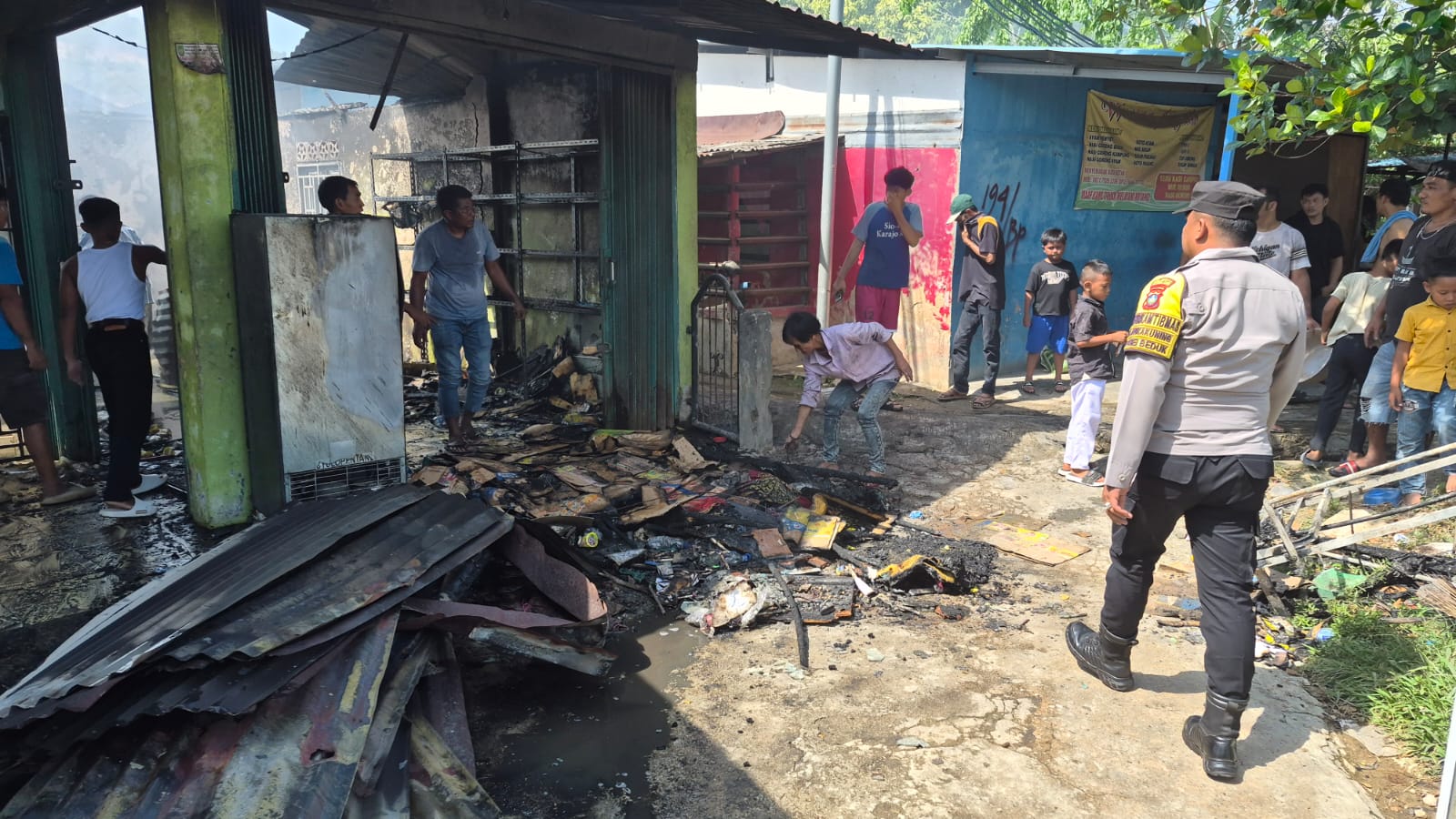 Sebuah rumah warga di Kampung Madani, Kelurahan Mukakuning, Kecamatan Sungai Beduk, Kota Batam terbakar, Selasa (24/03/2026). Foto: Ist