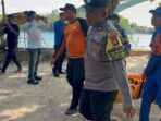 Tim SAR gabungan saat mengevakuasi jenazah pria 35 tahun yang sebelumnya diduga melompat dari atas jembatan 5 Barelang. Foto: Istimewa