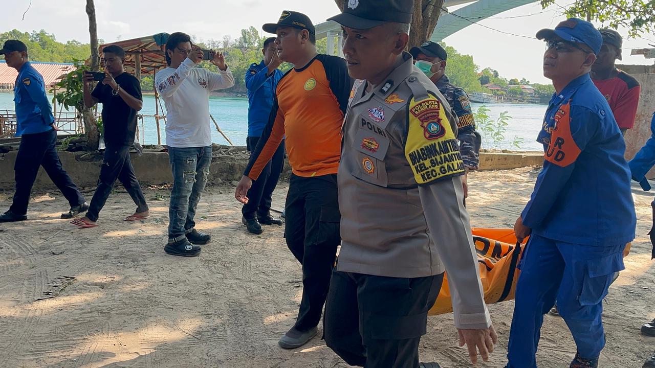 Tim SAR gabungan saat mengevakuasi jenazah pria 35 tahun yang sebelumnya diduga melompat dari atas jembatan 5 Barelang. Foto: Istimewa