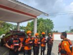 Tim Rescue melaksanakan persiapan untuk pencarian seorang nelayan yang dilaporkan hilang kontak di perairan Takong Hiu, Tanjungbalai Karimun. Foto: Ist