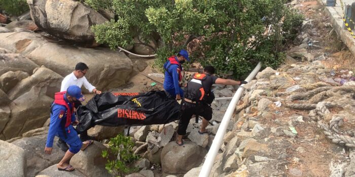 Tim SAR gabungan saat mengevakuasi jenazah yang ditemukan tengah mengapung di perairan Pulau Asam, Kabupaten Karimun. Foto: Ist