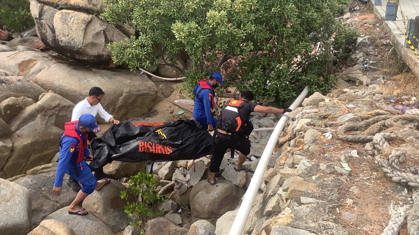 Tim SAR gabungan saat mengevakuasi jenazah yang ditemukan tengah mengapung di perairan Pulau Asam, Kabupaten Karimun. Foto: Ist