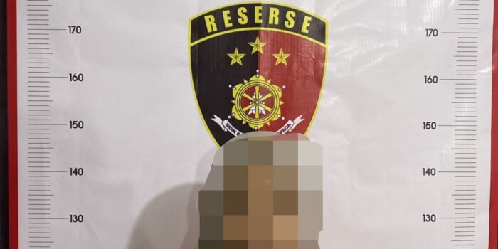 Tersangka kasus dugaan penipuan saat diamankan di Mapolsek Sekupang. Foto: Ist