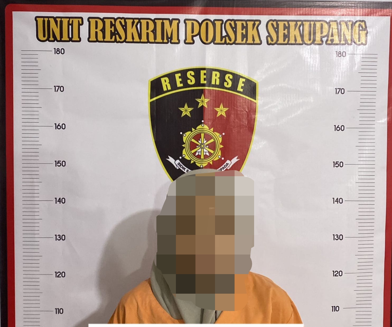 Tersangka kasus dugaan penipuan saat diamankan di Mapolsek Sekupang. Foto: Ist