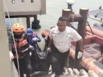 Tim SAR gabungan mengevakuasi penumpang Kapal Karunia Jaya yang sebelumnya dilaporkan terjatuh ke laut. Foto: Ist