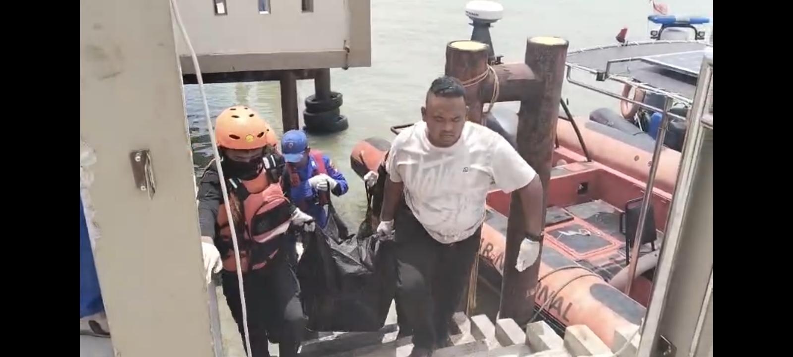 Tim SAR gabungan mengevakuasi penumpang Kapal Karunia Jaya yang sebelumnya dilaporkan terjatuh ke laut. Foto: Ist