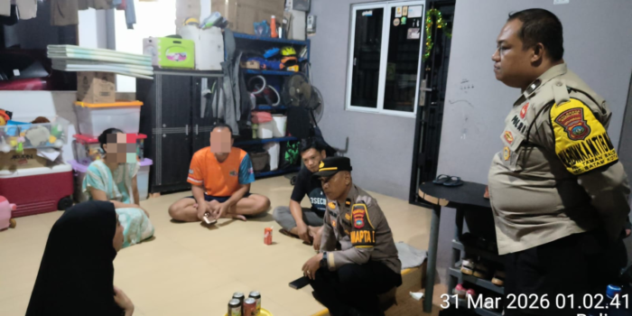 Personel Polsek Batam Kota saat memediasi pasutri yang sempat terlibat keributan. Foto: Istimewa