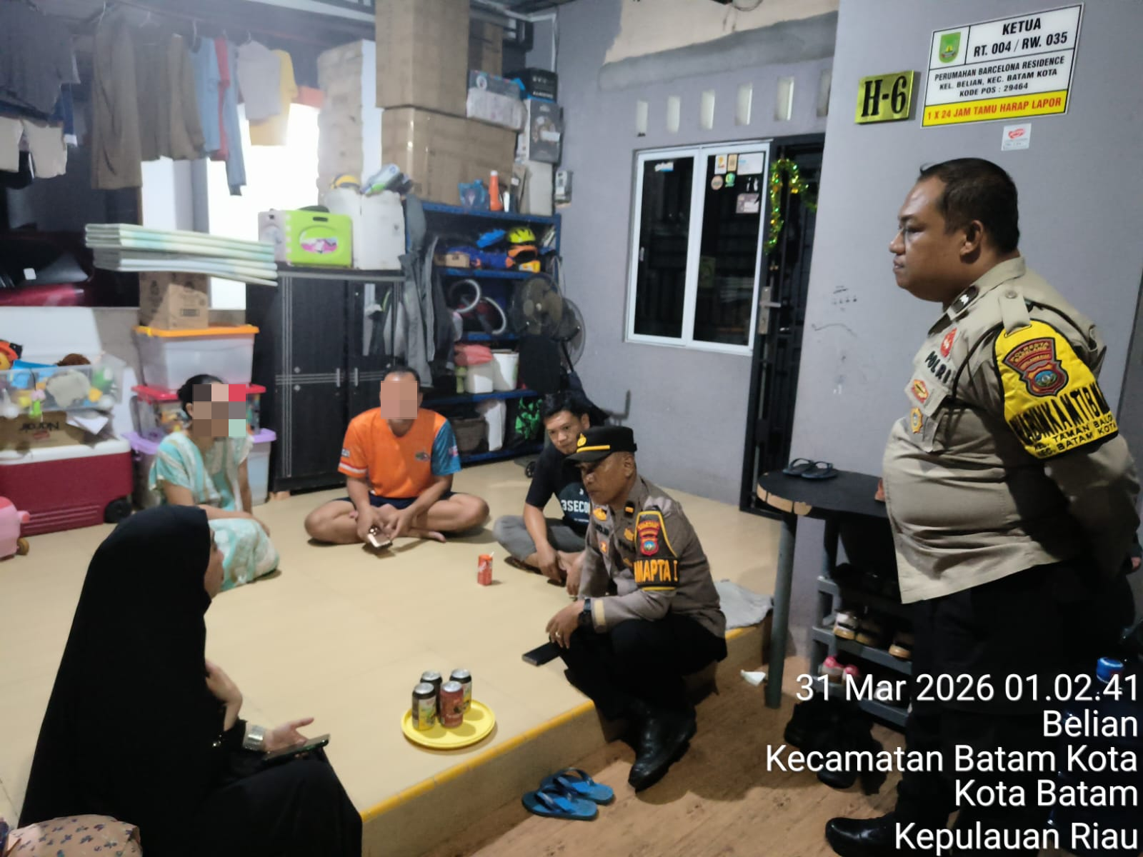 Personel Polsek Batam Kota saat memediasi pasutri yang sempat terlibat keributan. Foto: Istimewa