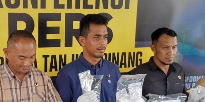 Kasatresnarkoba Polresta Tanjungpinang, AKP Lajun Siado Rio Sianturi (tengah). Foto: dok sinarsiber