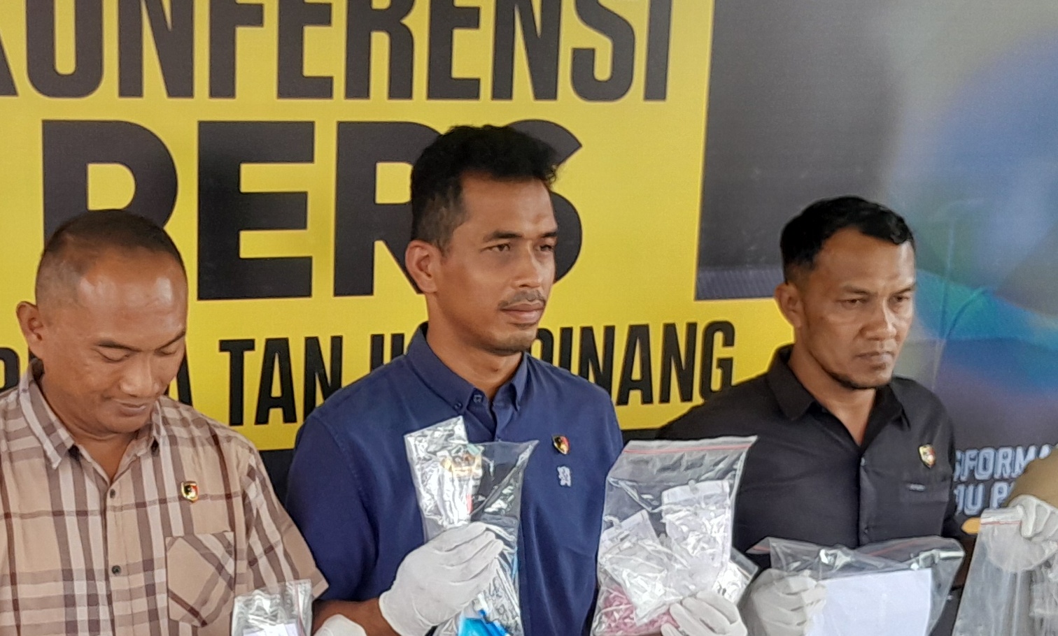 Kasatresnarkoba Polresta Tanjungpinang, AKP Lajun Siado Rio Sianturi (tengah). Foto: dok sinarsiber