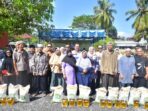 Gubernur Ansar, Wagub Nyanyang dan Bupati Natuna Cen Sui Lan bersama perwakilan warga Kabupaten Natuna penerima bantuan pangan alokasi Februari - Maret tahun 2026, Sabtu (04/04/2026). Foto: Ist