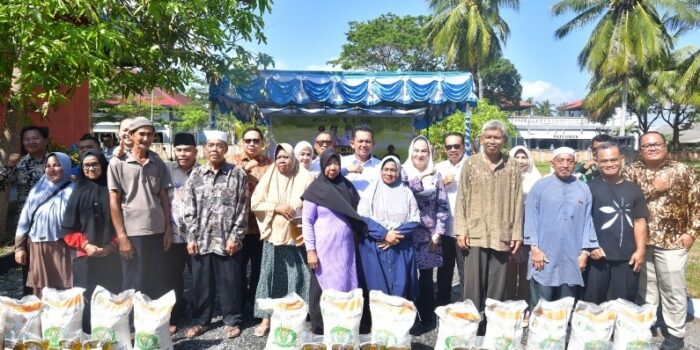 Gubernur Ansar, Wagub Nyanyang dan Bupati Natuna Cen Sui Lan bersama perwakilan warga Kabupaten Natuna penerima bantuan pangan alokasi Februari - Maret tahun 2026, Sabtu (04/04/2026). Foto: Ist