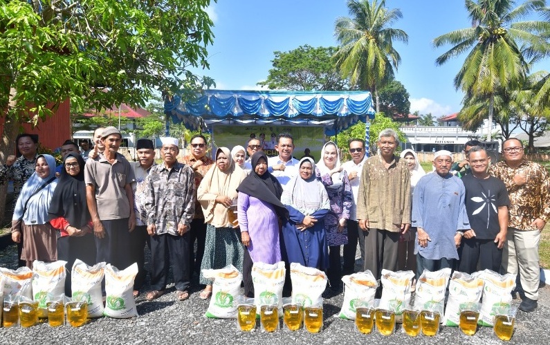 Gubernur Ansar, Wagub Nyanyang dan Bupati Natuna Cen Sui Lan bersama perwakilan warga Kabupaten Natuna penerima bantuan pangan alokasi Februari - Maret tahun 2026, Sabtu (04/04/2026). Foto: Ist