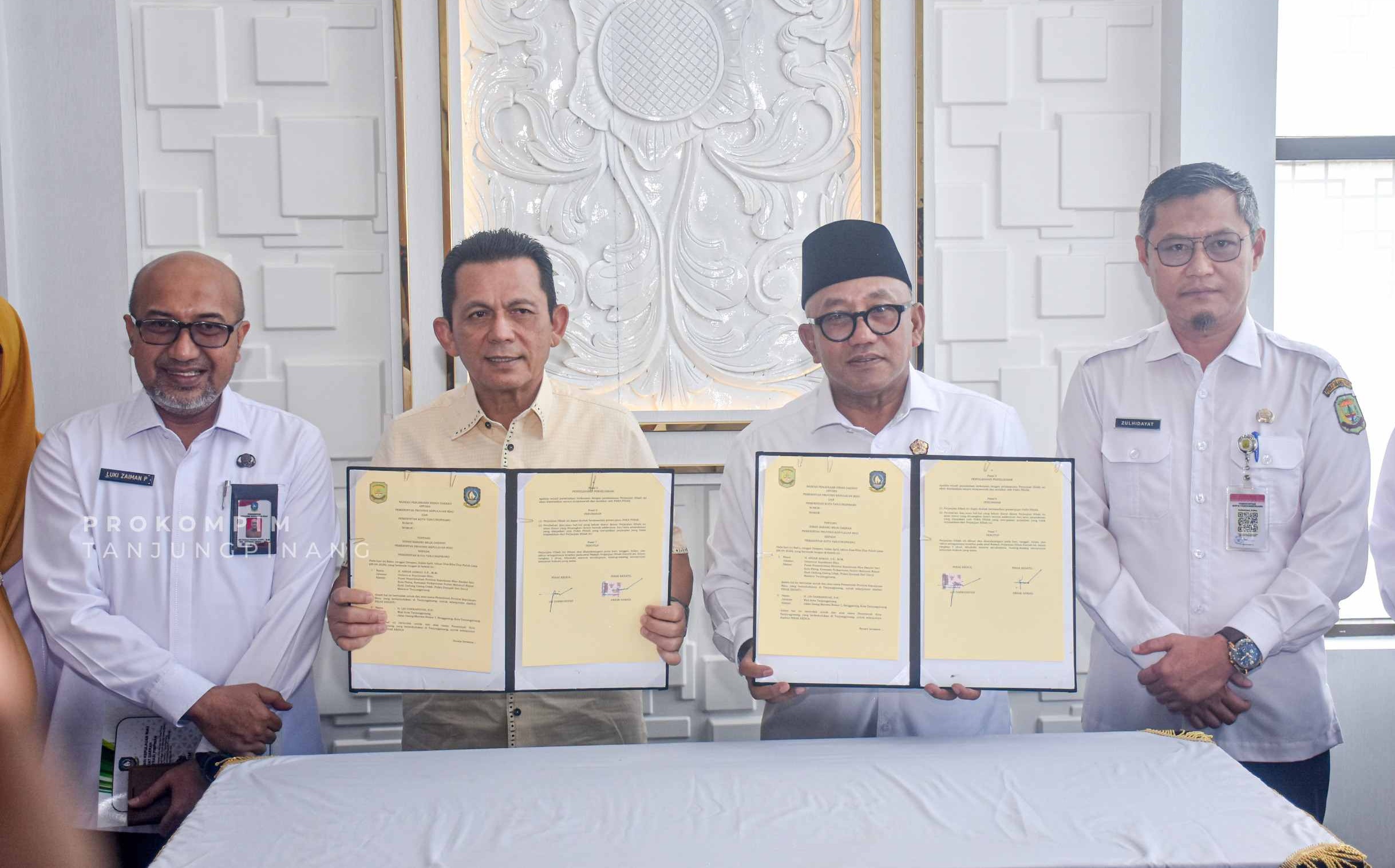 Penandatanganan berita acara serah terima dua aset daerah oleh Gubernur Kepri, Ansar Ahmad bersama Wali Kota Tanjungpinang, Lis Darmansyah. Foto: Ist
