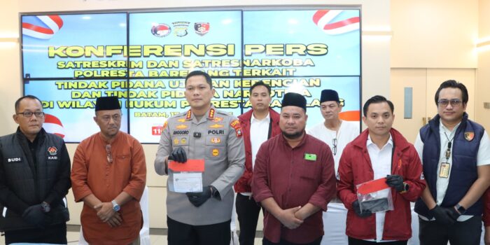 Kapolresta Barelang, Kombes Pol Anggoro Wicaksono saat merilis pengungkapan kasus ujaran kebencian dan kasus narkotika. Foto: Dok Humas Polresta Barelang