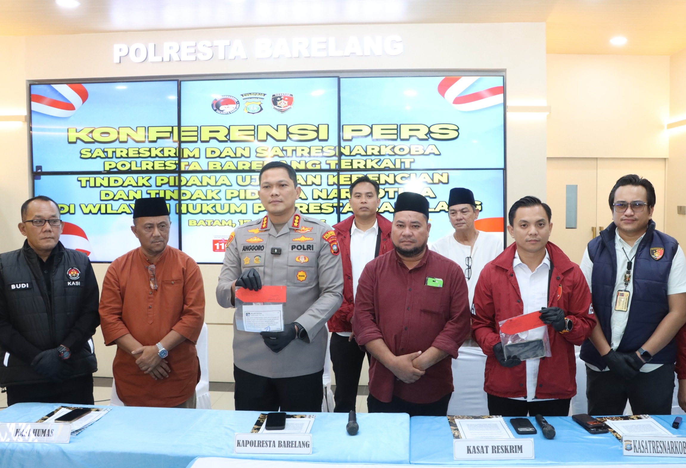 Kapolresta Barelang, Kombes Pol Anggoro Wicaksono saat merilis pengungkapan kasus ujaran kebencian dan kasus narkotika. Foto: Dok Humas Polresta Barelang