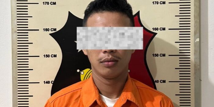 Tersangka kasus penganiayaan berinisial AW (26) saat diamankan di Mapolsek Bengkong. Foto: Ist