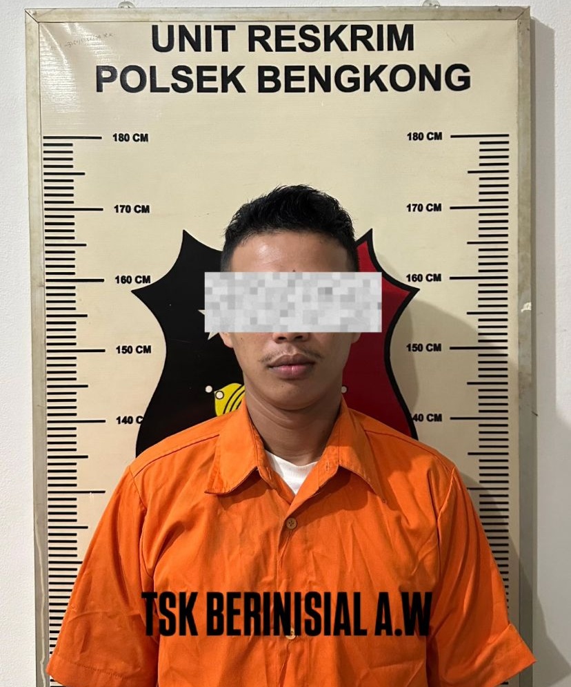 Tersangka kasus penganiayaan berinisial AW (26) saat diamankan di Mapolsek Bengkong. Foto: Ist