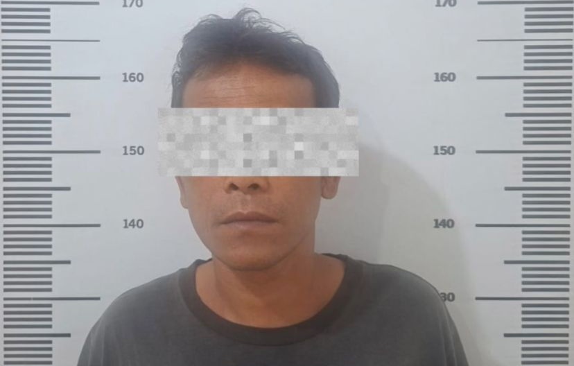 T (45), terduga pelaku perbuatan asusila kepada anak saat diamankan polisi. Foto: Dok Polsek Sagulung