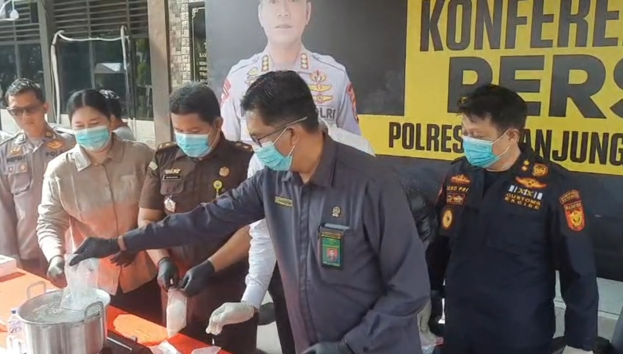 Kegiatan pemusnahan barang bukti sabu dan pil ekstasi di Mapolresta Tanjungpinang. Foto: Rindu Sianipar