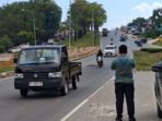 Perwakilan Ombudsman Kepri saat meninjau lokasi titik jalan yang alami kerusakan di ruas Jalan Yos Sudarso, Kota Batam, Kamis (23/04/2026). Foto: Ist