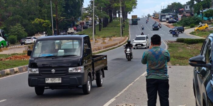 Perwakilan Ombudsman Kepri saat meninjau lokasi titik jalan yang alami kerusakan di ruas Jalan Yos Sudarso, Kota Batam, Kamis (23/04/2026). Foto: Ist